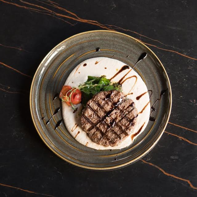 Friends Restaurant'ta Yeni Lezzet: Bosna Köftesi ve Fasulye Püresi Kombinasyonu