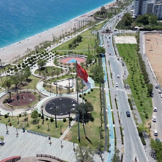 Antalya'nın Konyaaltı Bölgesindeki Beachpark Coastal and Life Park, Doğayla İç İçe Eğlence İmkanı Sunuyor