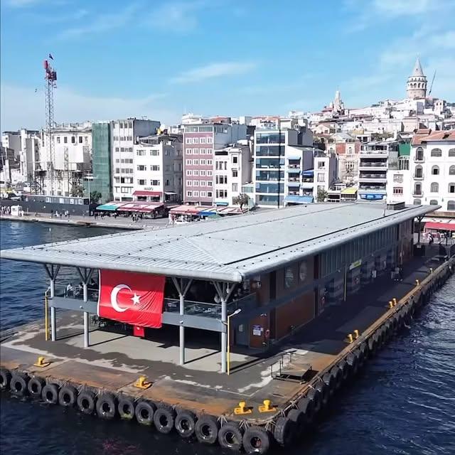 Karaköy'de Şehrin Manzarasıyla Birleşen Kitap Keyfi: İstanbul Kitapçısı