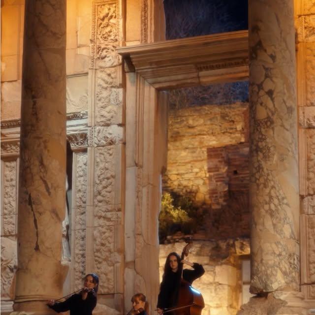 Efes Antik Kenti'nde Gece Müzesi Deneyimi: Tarihi ve Müzik Buluşması