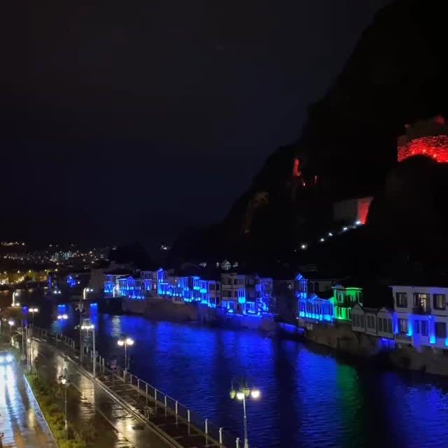 Amasya, Yağışlı Havayla Yeşilırmak'ın Büyüsüne Düşmüş Hâlde Görüntülendi