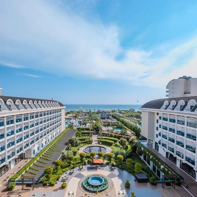 Adalya Elite Lara Otel’de Yangın: Turistler Kurtarıldı