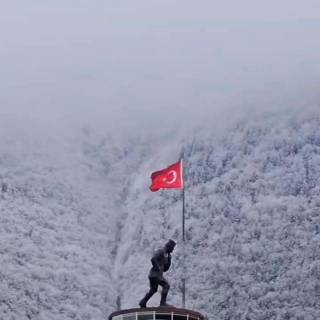 Artvin'de ATATEPE Dağı Beyaz Halini Aldı: Kar Yağışı Turizme Can Verdi