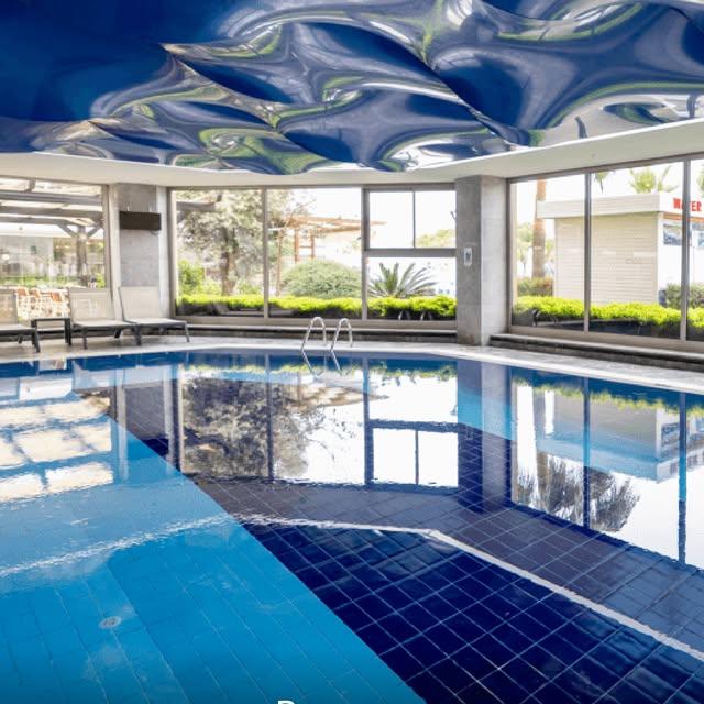 Kuşadası Ramada Resort'ta İç Havuz Keyfi