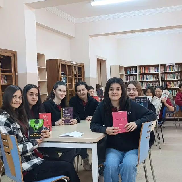 Artvinli Öğretmen, Koleksiyon Arabalarını Satıp Öğrencileri Destekledi