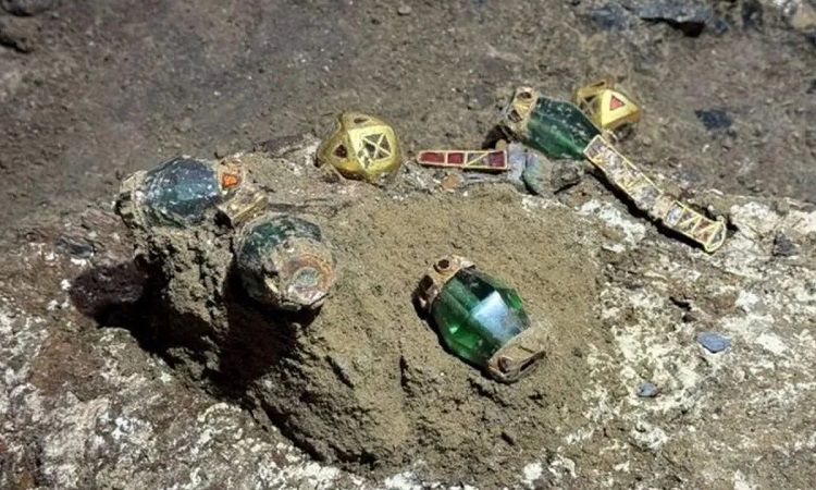 Kazıdan Çıkan Değerli Buluntular: Göçebe At Lordunun Mezarı El Değmemiş Hazinelerle Görüntüleniyor