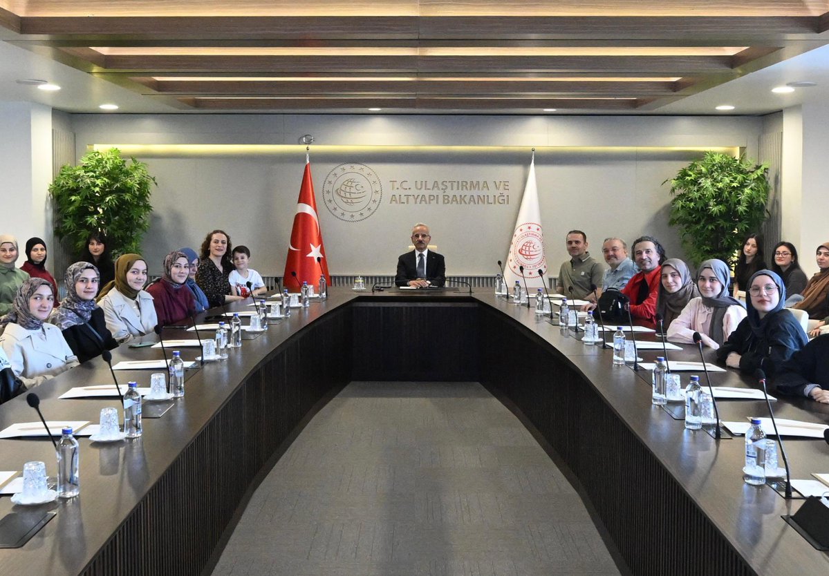 Ulaştırma ve Altyapı Bakanı Uraloğlu, Trabzon Kız İmam Hatip Lisesi Öğrencileriyle Buluştu