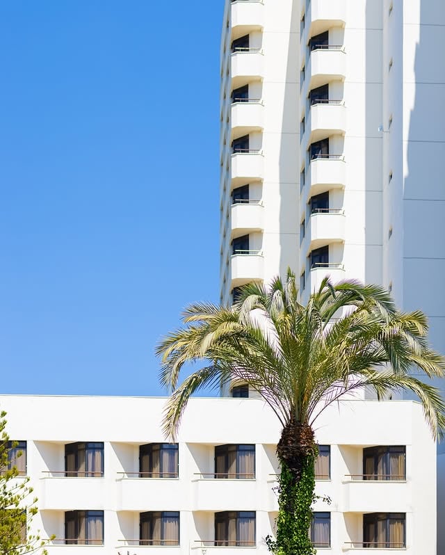 Antalya'nın Özkaymak Falez Hotel'i, Ziyaretçilerini Akdeniz'in Büyüsüne Davet Ediyor