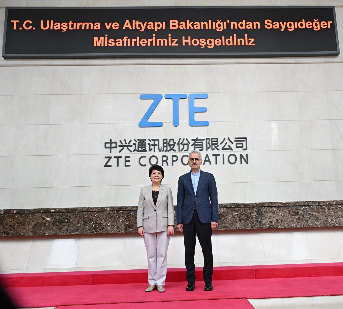 Ulaştırma ve Altyapı Bakanı Uraloğlu, ZTE Genel Merkezi'ni Ziyaret Etti