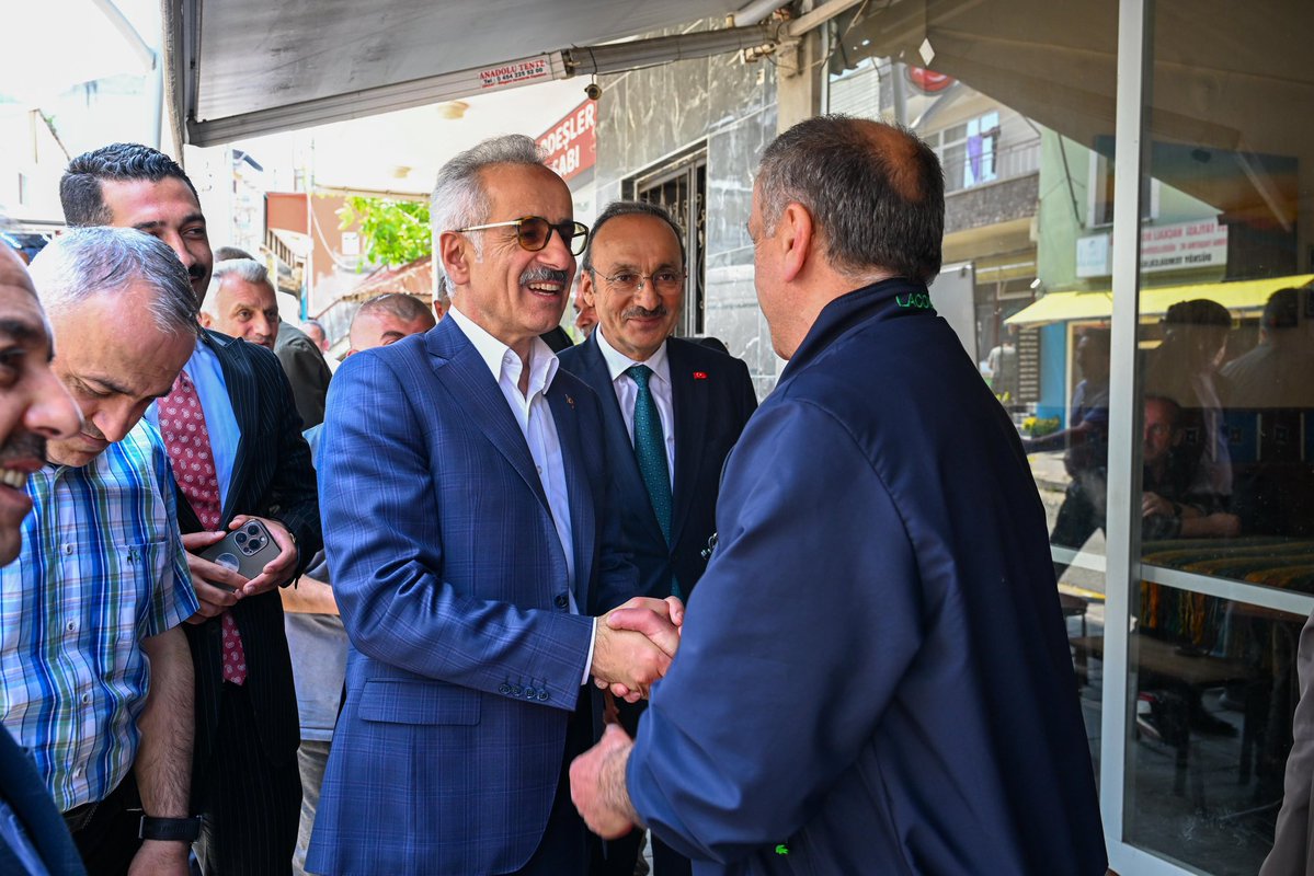 Ulaştura ve Altyapı Bakanı Uraloğlu Trabzon'da Esnafla Buluştu