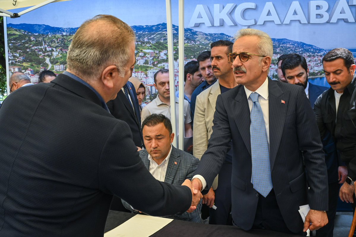 Ulaştırma ve Altyapı Bakanı Uraloğlu, Trabzon'da Hemşehrileriyle Bayramlaştı