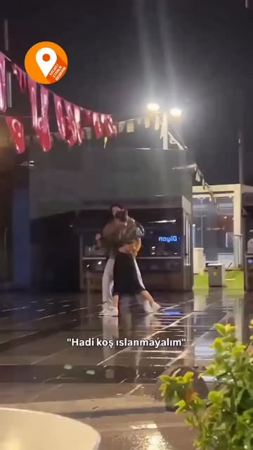 Kocaeli'de Yağmur Altında Dans Eden Çift, Sosyal Medyada İlgi Odağı Oldu