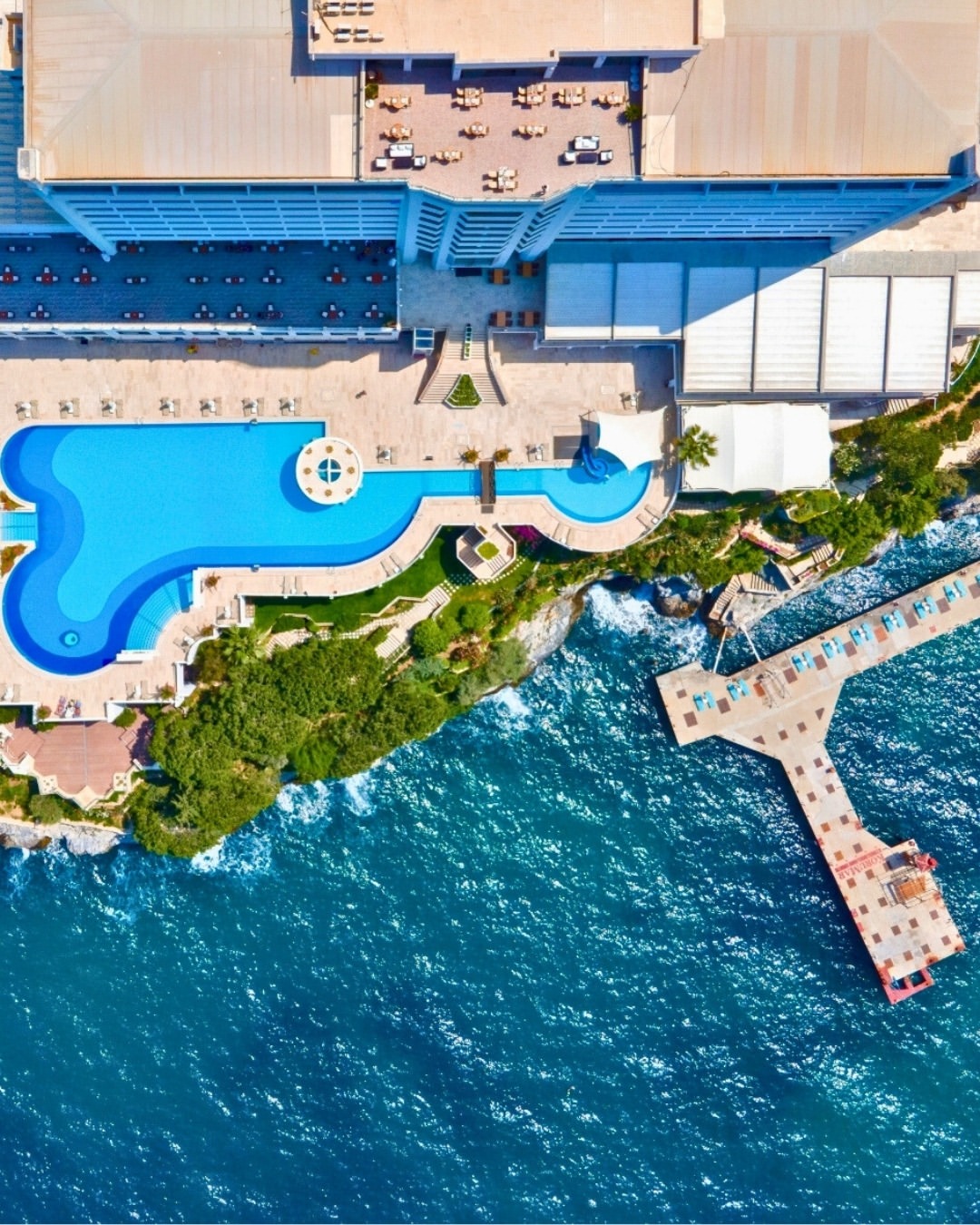 Korumar Hotel De Luxe, Kuşadası'nda Mavi ve Yeşilin Buluştuğu Tatil Olanağı Sunuyor