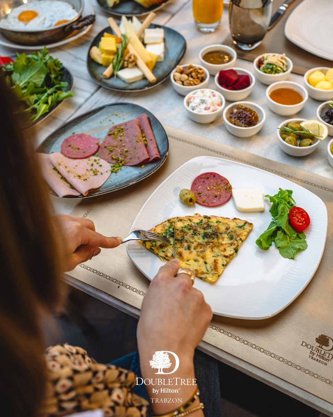 DoubleTree by Hilton Trabzon'da Manzaralı Geleneksel Türk Kahvaltısı