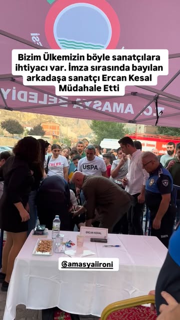 Amasya'da Sanatçı Ercan Kesal, İmza Gününde Bayılan Kişiye İlk Müdahaleyi Yaptı