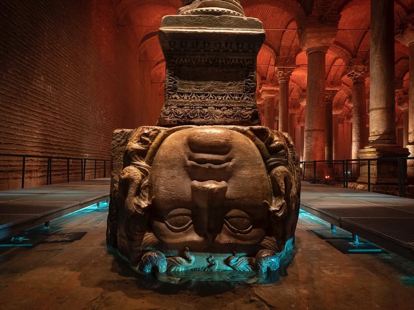Yerebatan Sarnıcı, Tarihin Gizemli Derinliklerine Bir Yolculuk Sunuyor