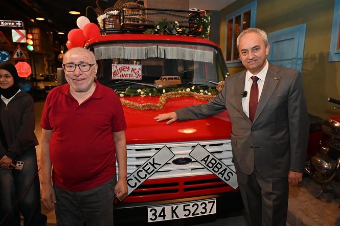 İlyas Salman, 43 Yıl Sonra 'Çiçek Abbas' Filminin Minibüsüne Bindi