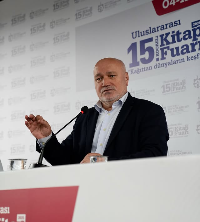 Uluslararası 15. Kocaeli Kitap Fuarı'nda Ahmet Taşağıl Okurlarıyla Buluştu