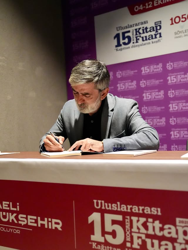 İbrahim Tenekeci, 15. Uluslararası Kocaeli Kitap Fuarı'nda Okurlarıyla Buluştu