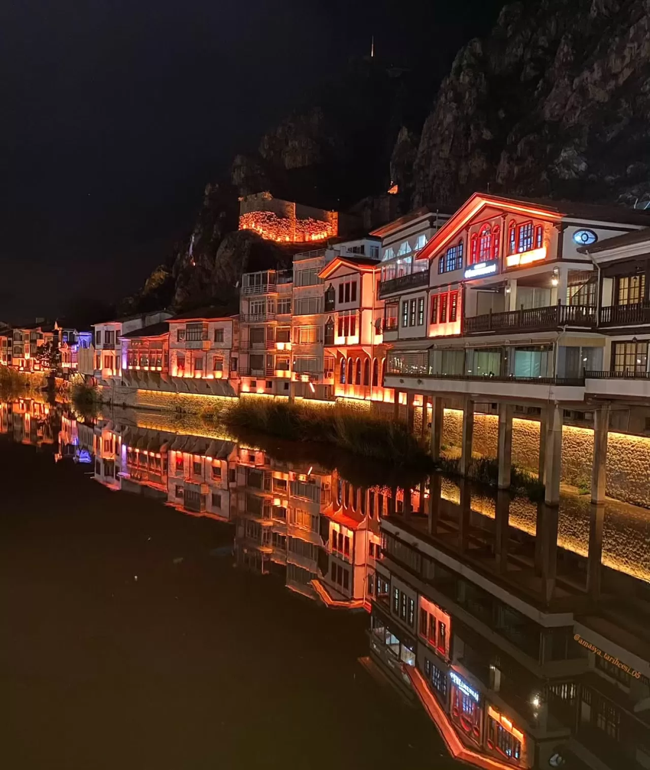 Amasya'nın Gece Manzarası Duygulara Dokunuyor