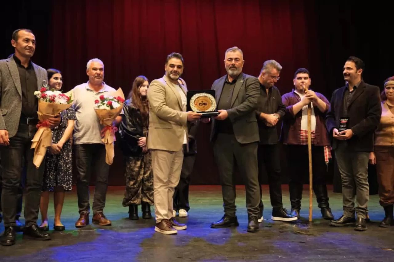 Adanalı Sanatseverlerden Kıbrıslı Tiyatro Grubuna Yoğun İlgi