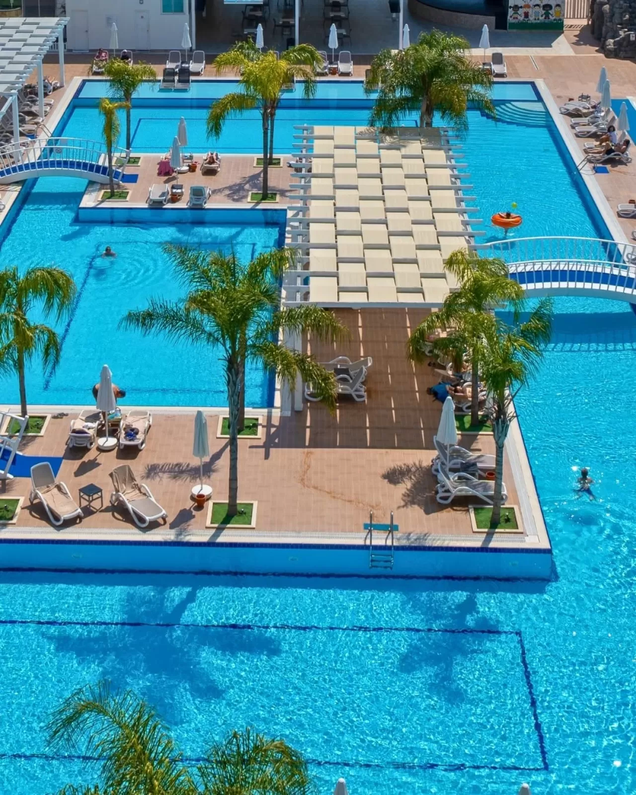 Karmir Resort & SPA, Geniş Havuz Alanı ile Misafirlerine Konfor Sunuyor