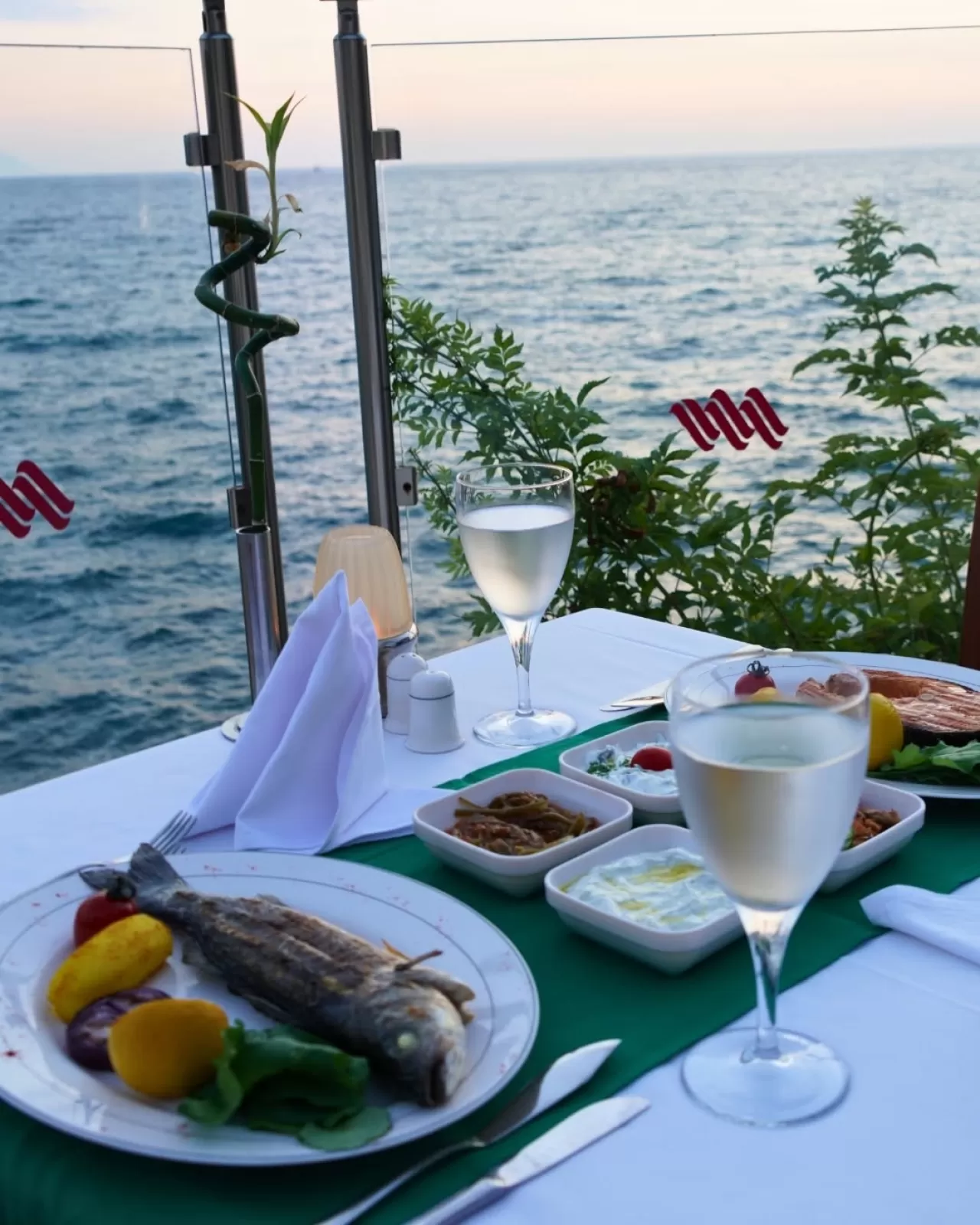 Korumar Hotel De Luxe'da Gün Batımında Deniz Ürünleri Keyfi