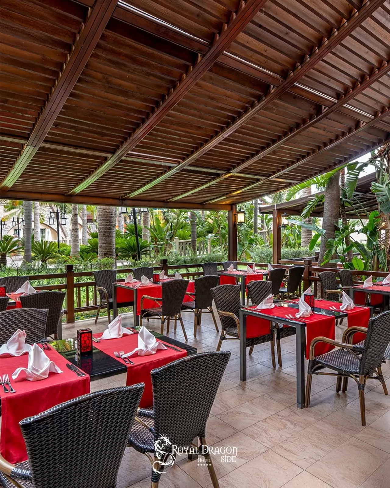 Royal Dragon Hotel, Doğayla İç İçe Yemek Deneyimi Sunuyor