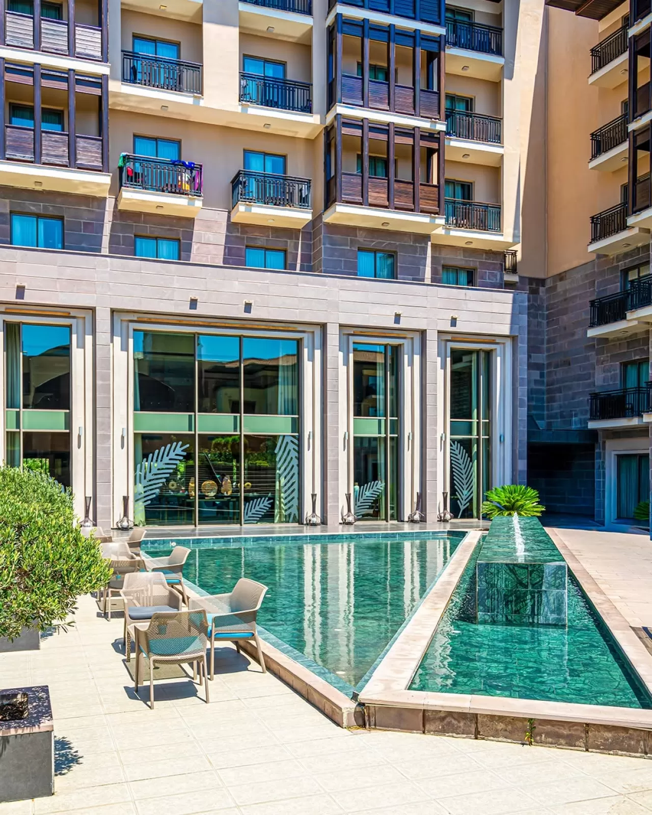 Serra Palace Hotel, Modern ve Sakin Bir Atmosferde Sosyalleşme İmkanı Sunuyor