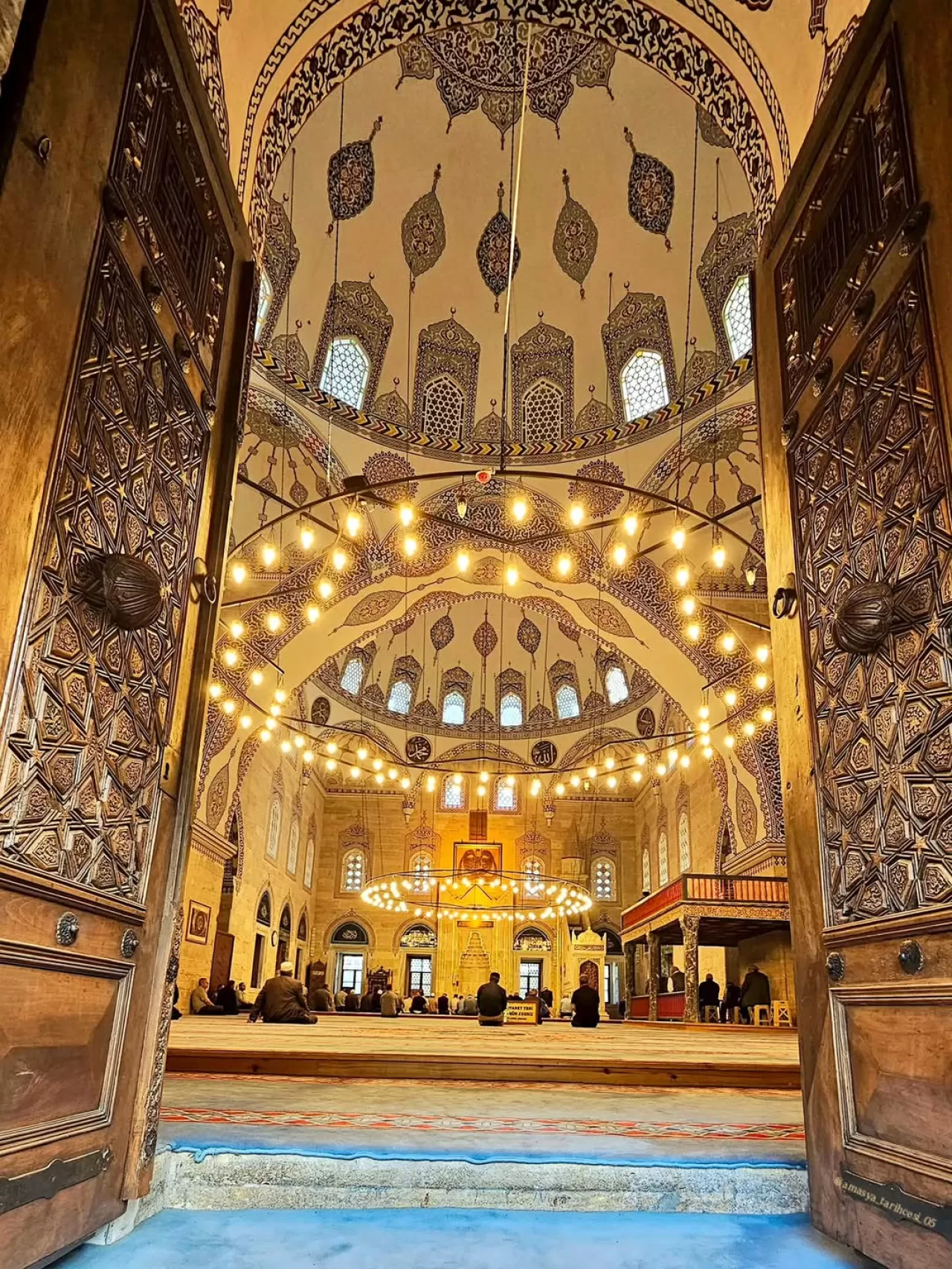 Amasya'da Tarihi Cami Işıklarıyla Manevi Mesajlar Yayıyor