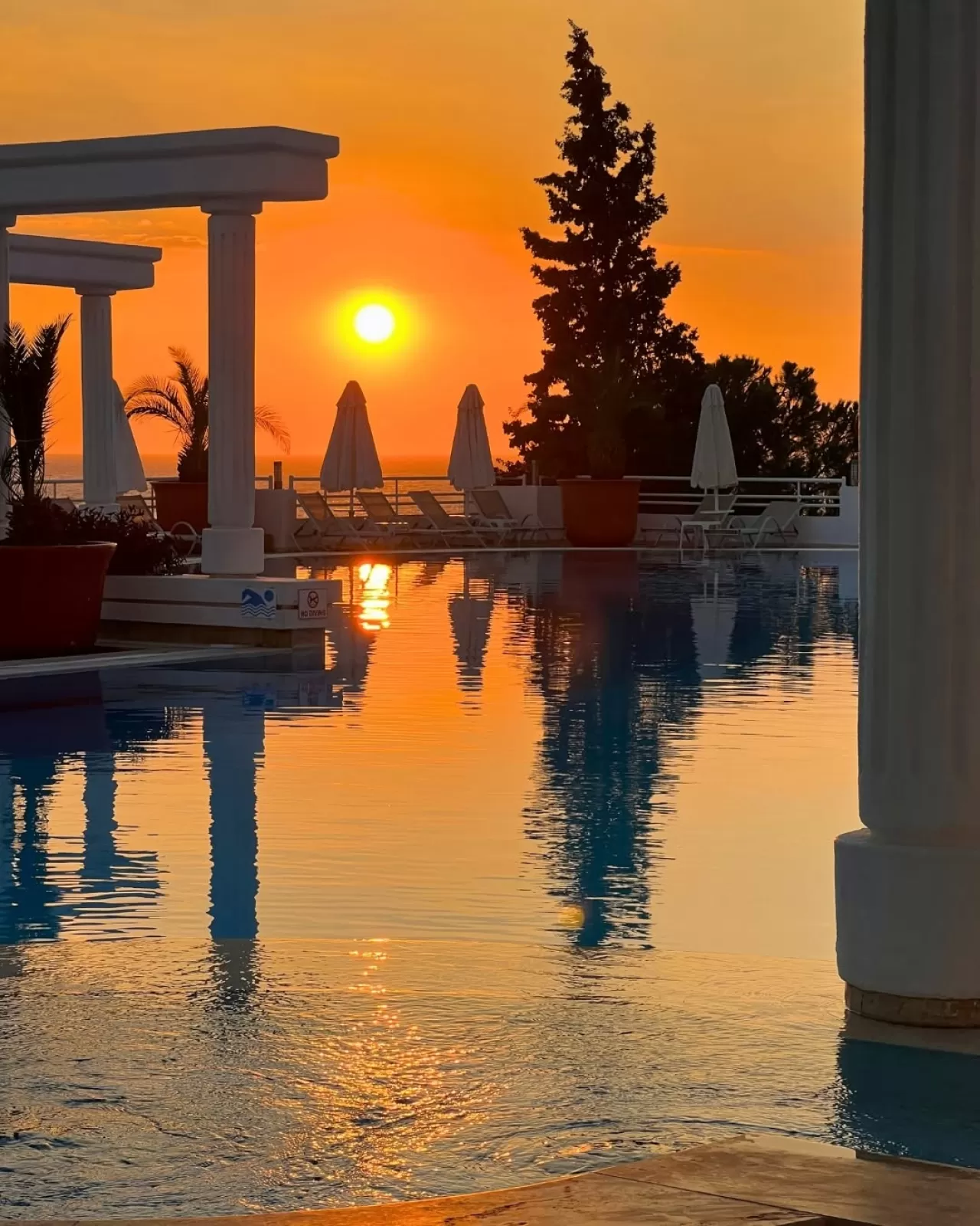 KORUMAR HOTEL DE LUXE'de Gün Batımı Havuz Keyfi