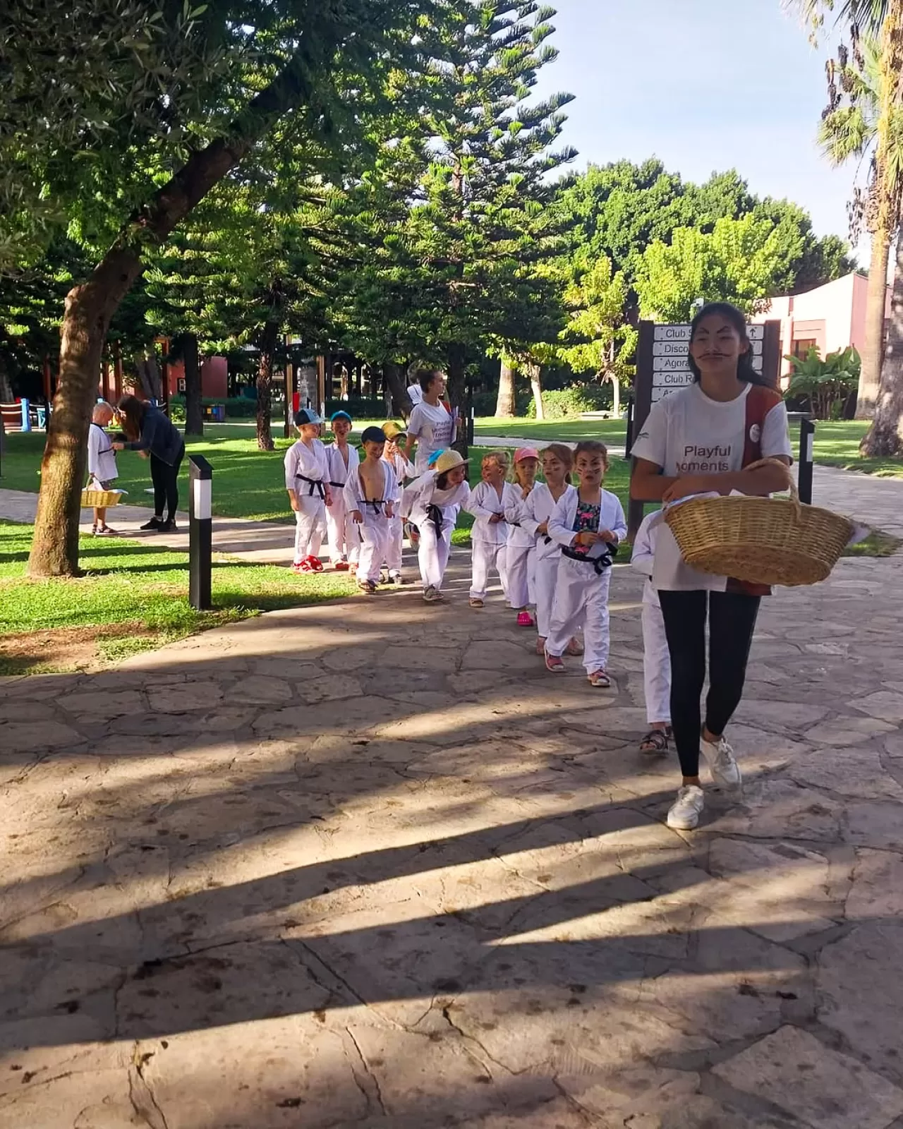 Blue Waters'ta Minik Zeytin Hasatçıları Doğayla İç İçe