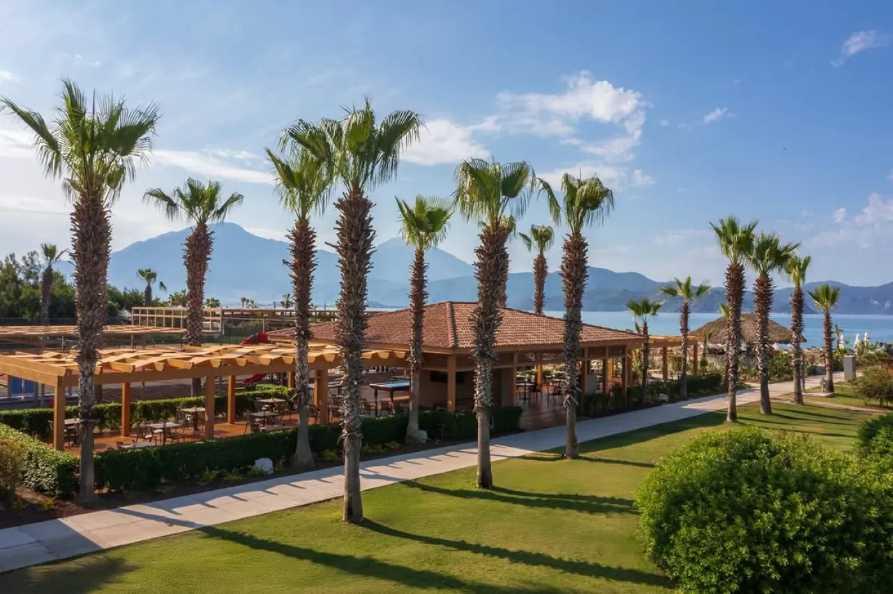 Akra Fethiye'deki Club House, Palmiyeler Altında Huzurlu Bir Kaçış Sunuyor