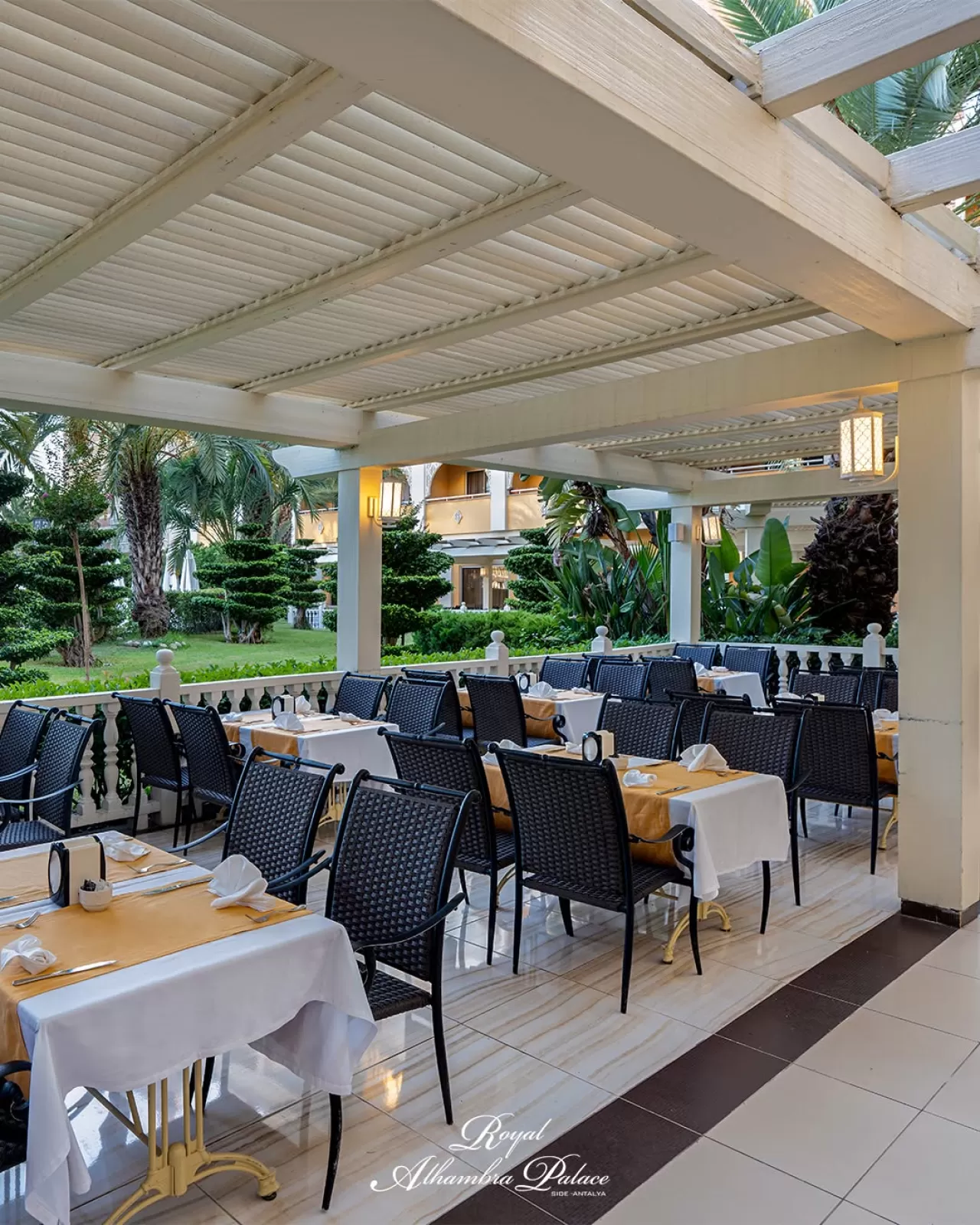 Royal Alhambra Palace, Doğayla İç İçe Açık Hava Restoranı ile Öne Çıkıyor