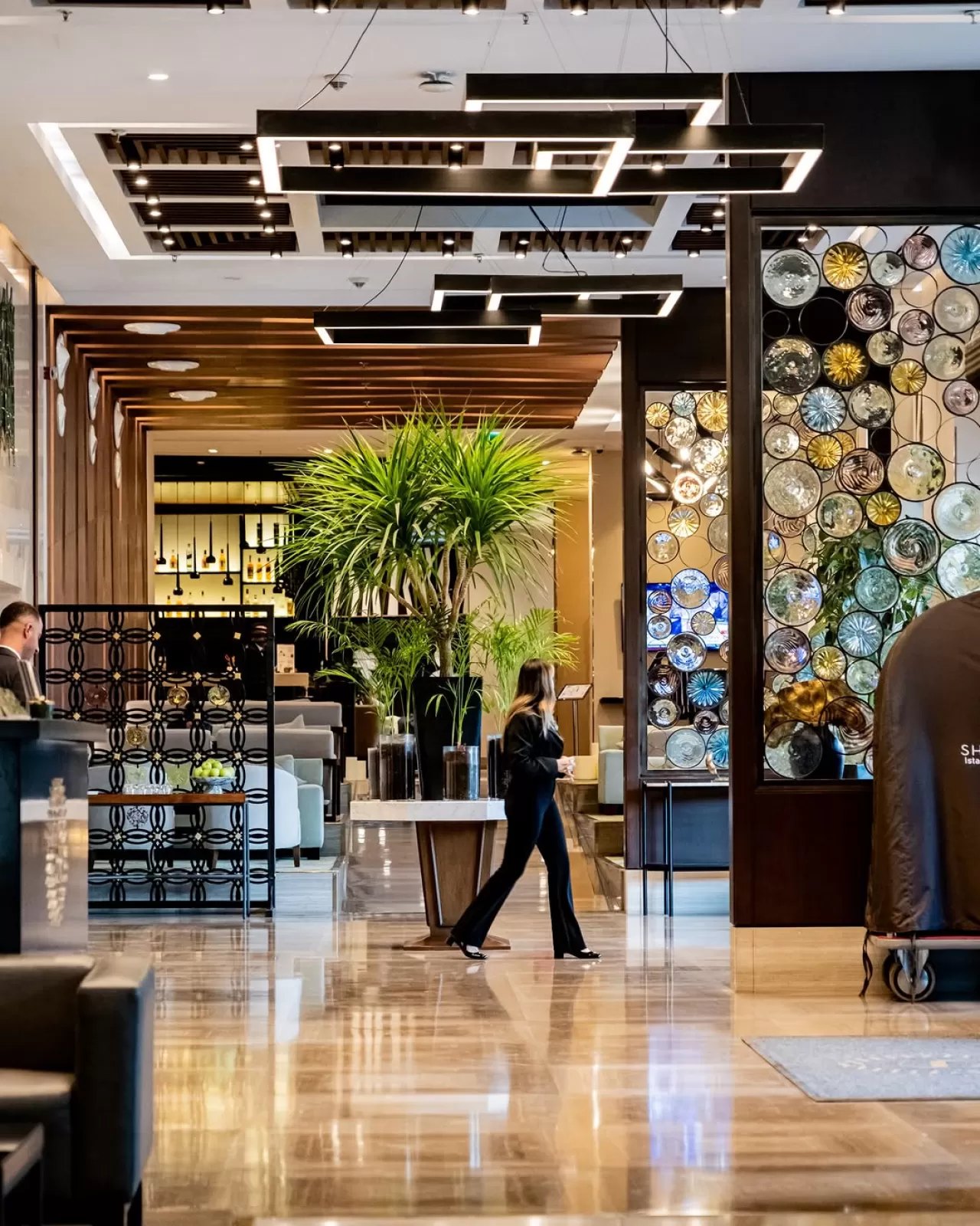 Sheraton İstanbul City Center'ın Lobisi, Şehrin Kalbinde Bir Buluşma Noktası Olarak Öne Çıkıyor