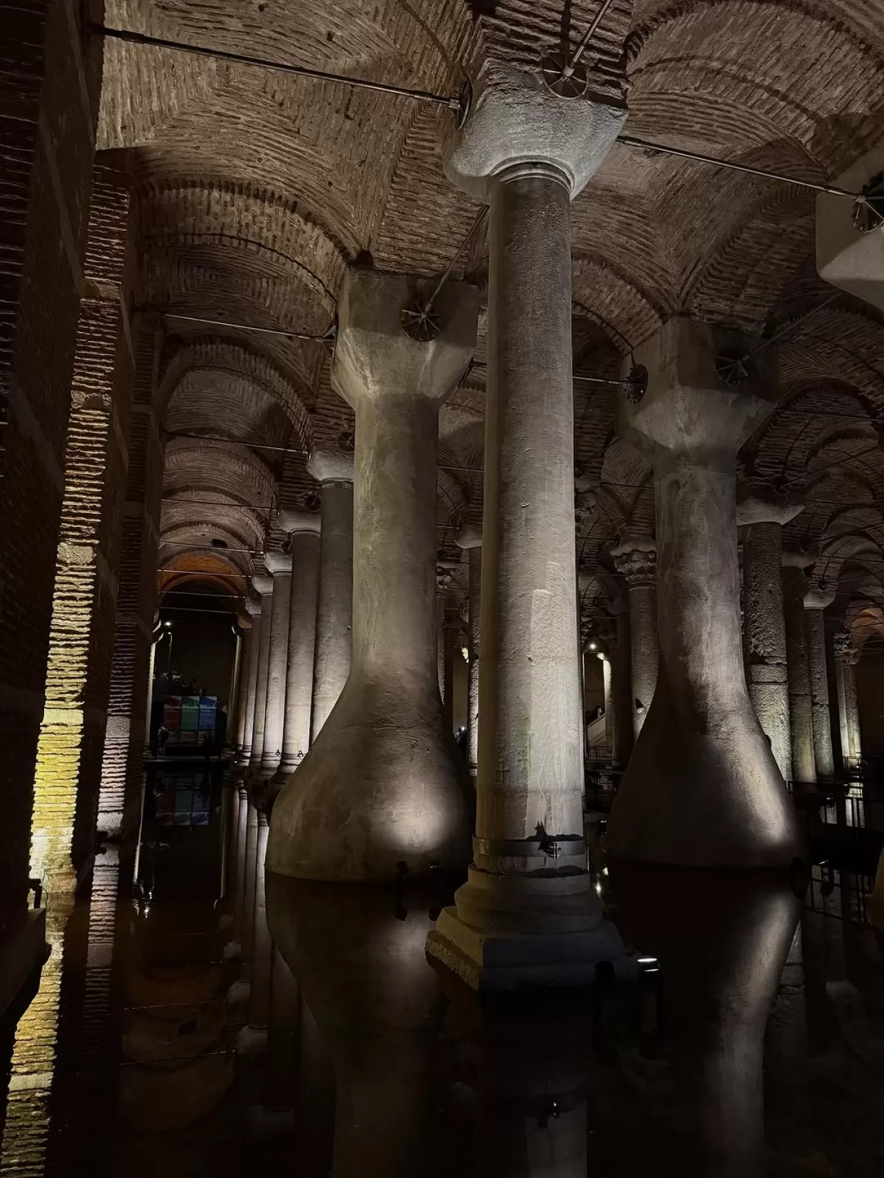 Yerebatan Sarnıcı, Gündüz ve Akşam Ziyaret Saatleriyle Tarihe Yolculuk Sunuyor