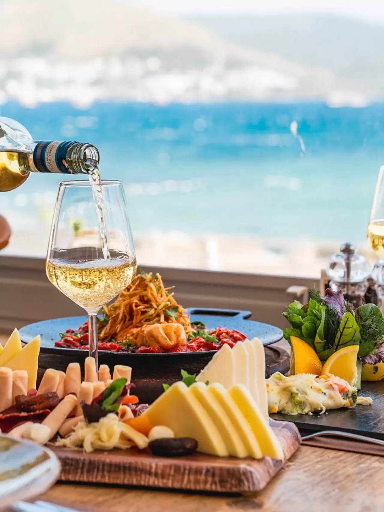Azka Otel, Ege Mutfağını Deniz Manzarası Eşliğinde Sunuyor