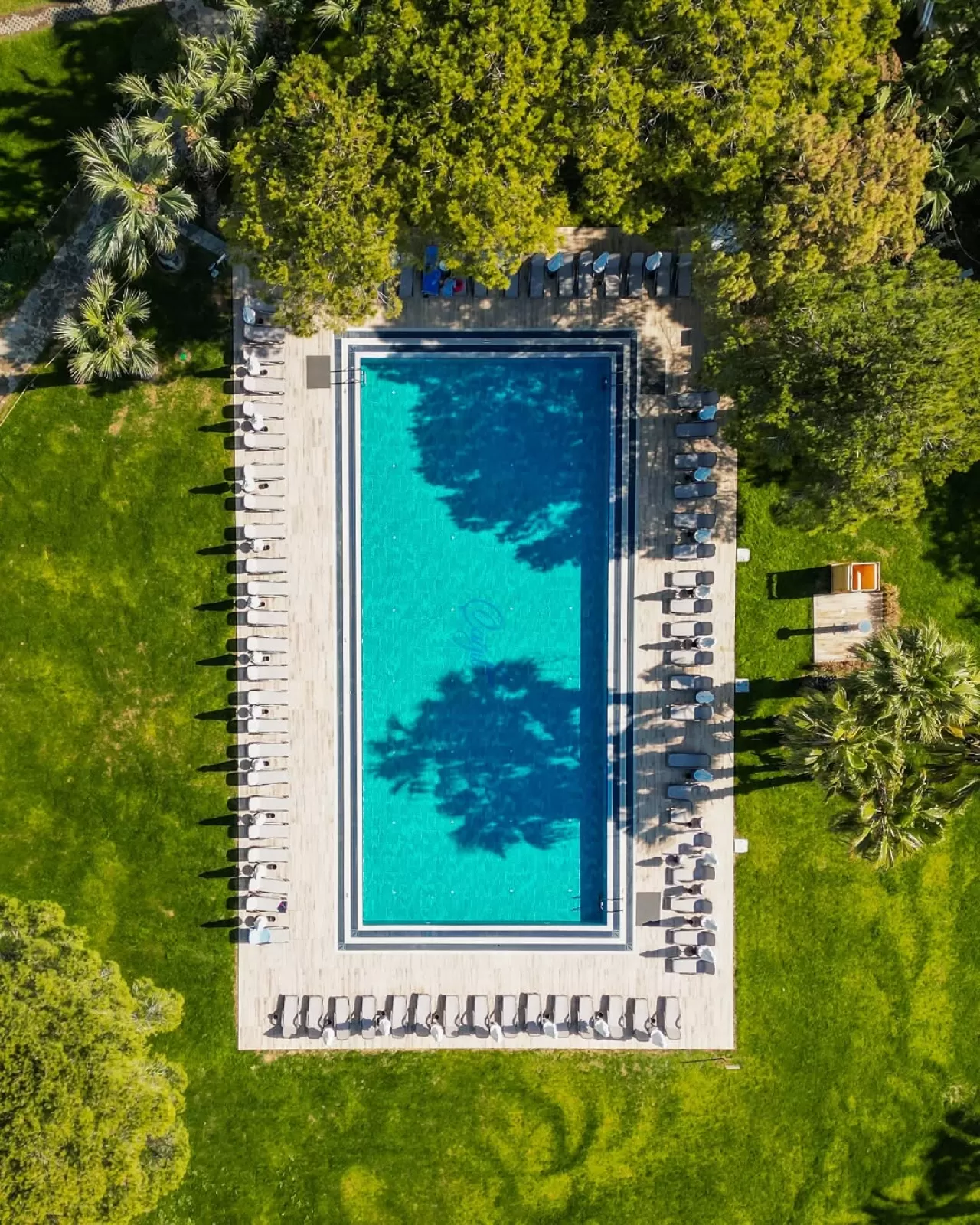 Club Blue Waters, Mavinin Sakinliği ile Yeşilin Tazeliğini Buluşturuyor