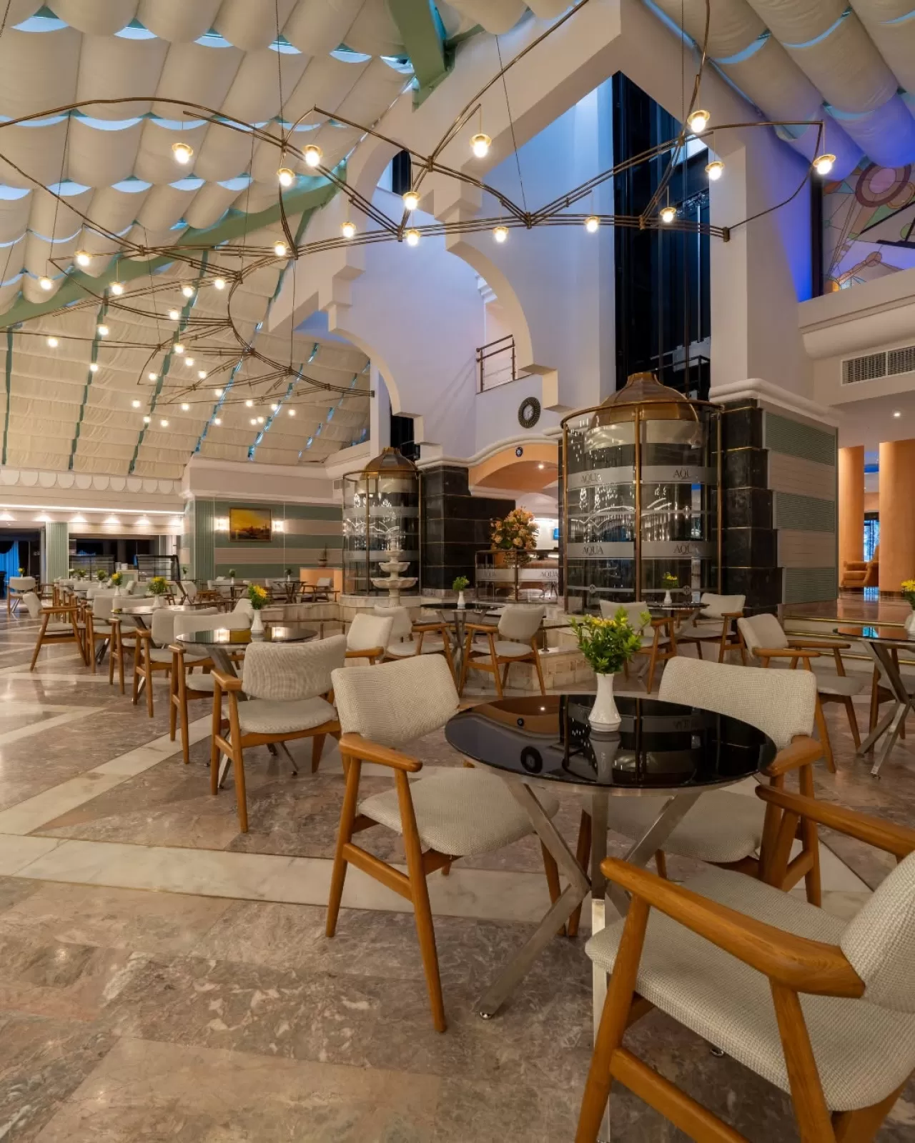 AQUA HOTEL, Modern Mimariye Sahip Lobisi ile Konforlu Bir Tatil Vadediyor