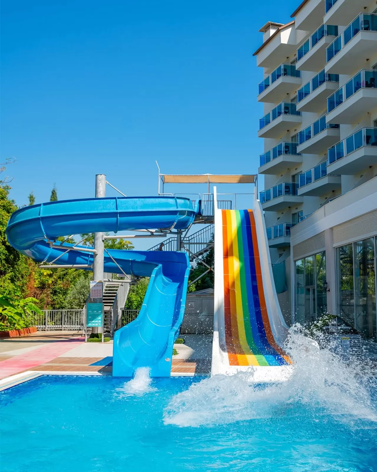 Çenger Beach Resort, Renkli Su Kaydırakları ve Dinlendirici Atmosferi ile Dikkat Çekiyor