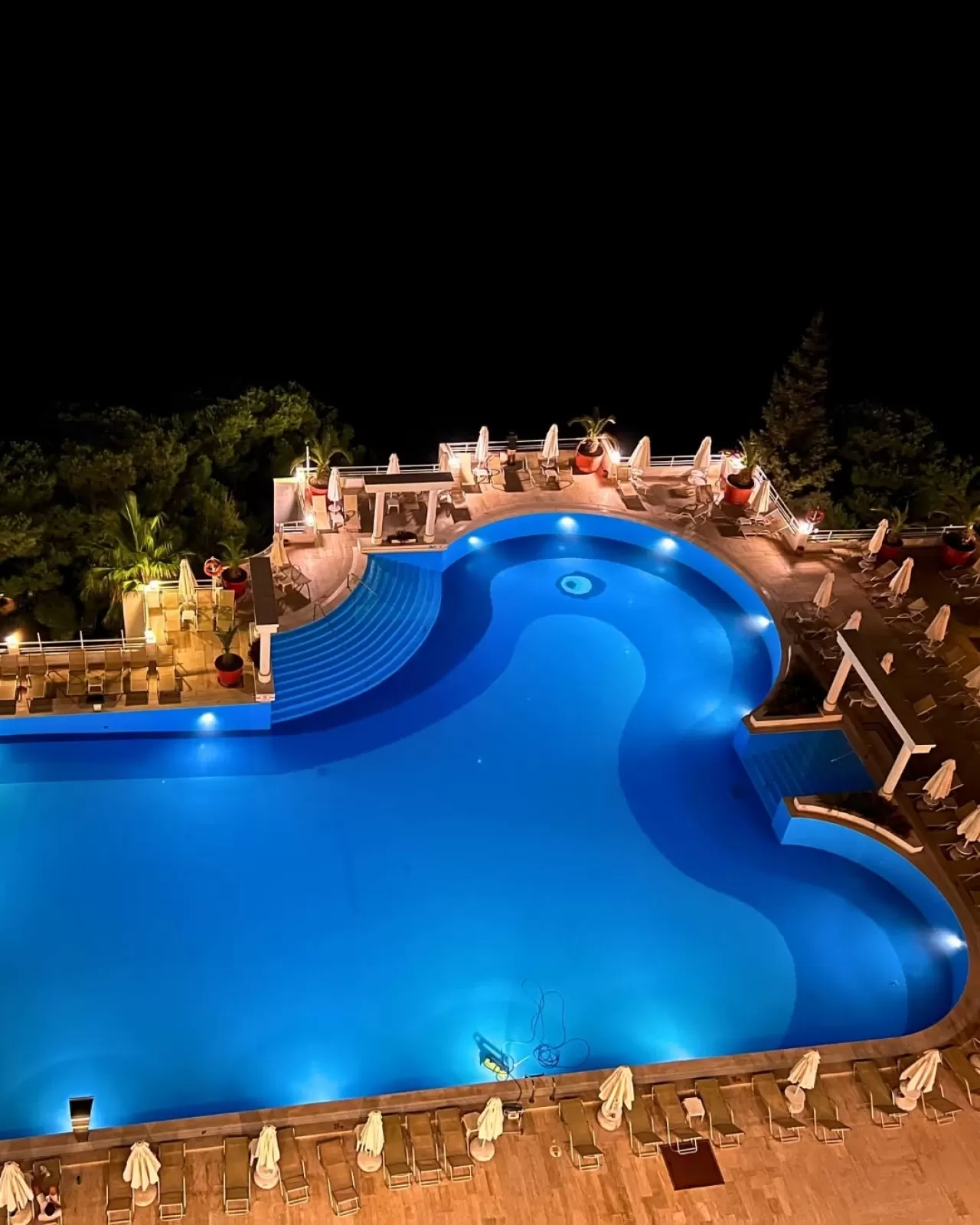 KORUMAR HOTEL DE LUXE'de Gece Havuz Keyfi