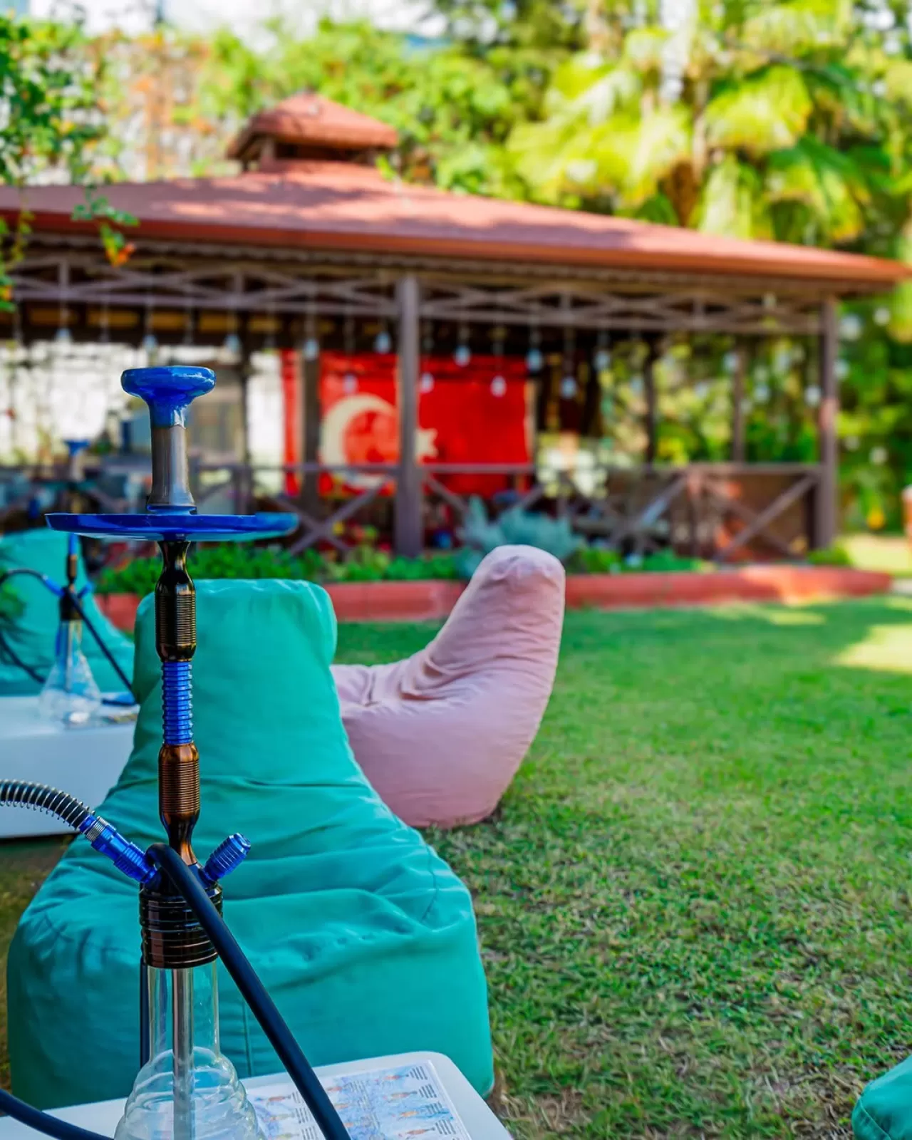 Çenger Beach Resort'ta Bahçe Keyfi: Gündüz Güneş, Akşam Müzik ve Nargile