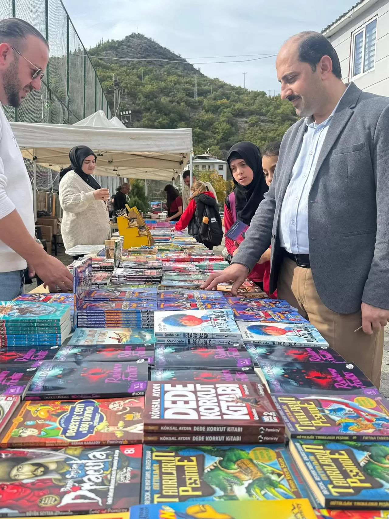 Ardanuç İmam Hatip Ortaokulu Öğrencileri Kitap Fuarı'nı Ziyaret Etti