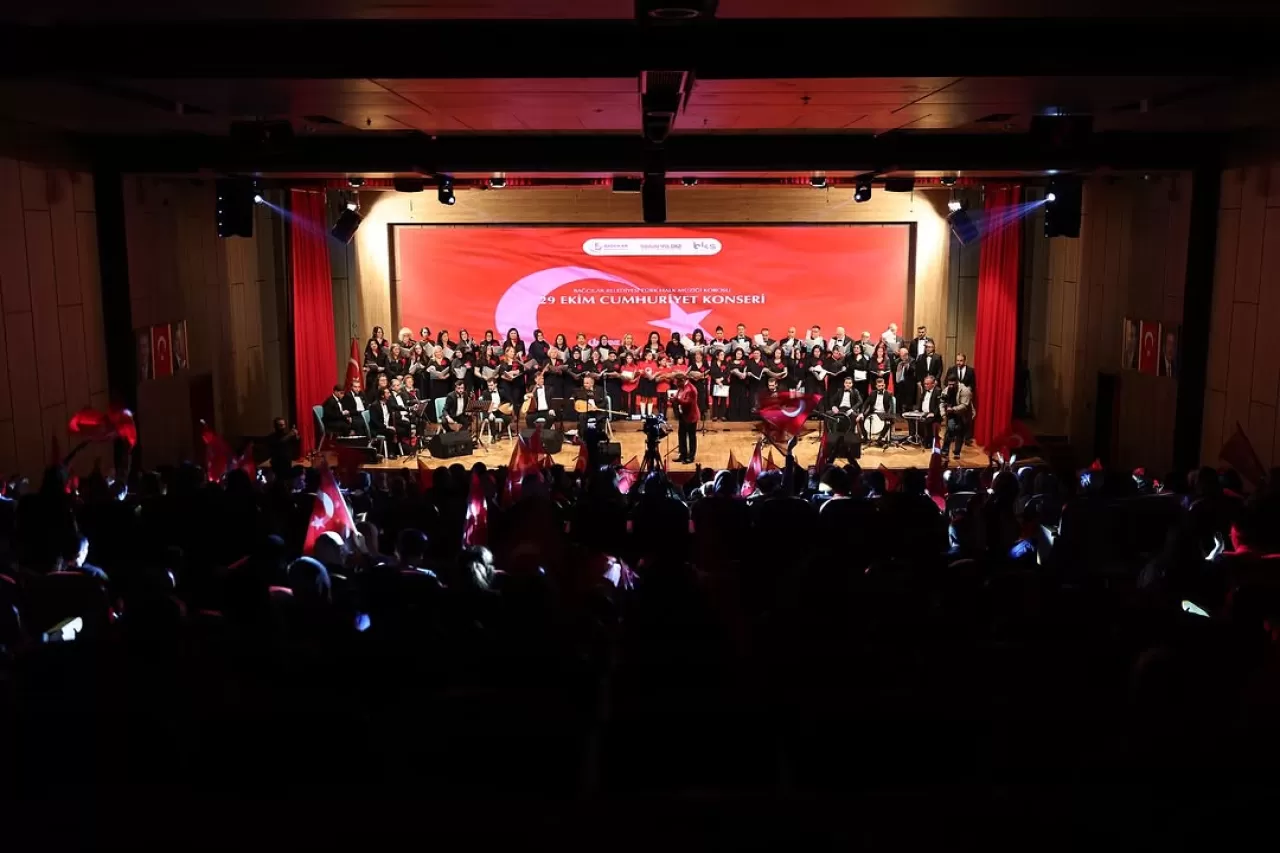Bağcılar'da Cumhuriyetin 102. Yılı Türk Halk Müziği Konseriyle Kutlandı