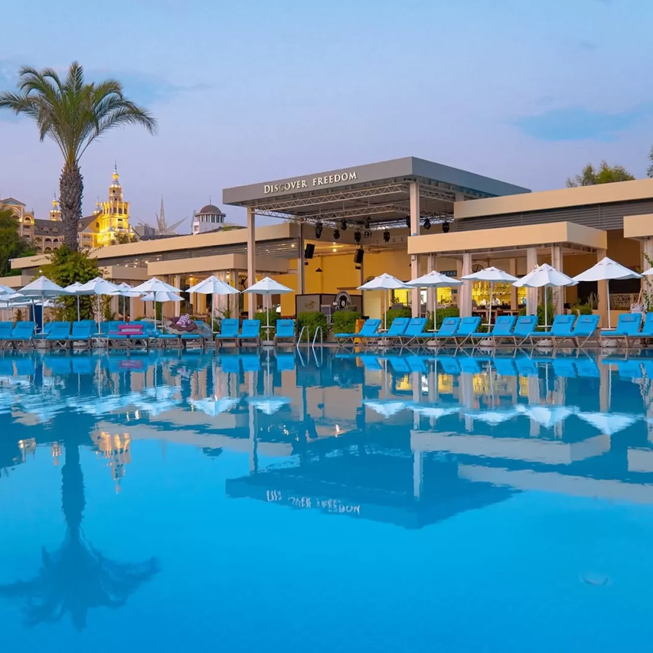 Liberty Lara'da Gün Batımı ile Birlikte Otel Yaşamı Hareketleniyor